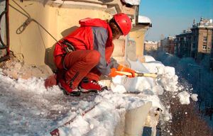 Чистка снега с крыши у одного из домов Подольска